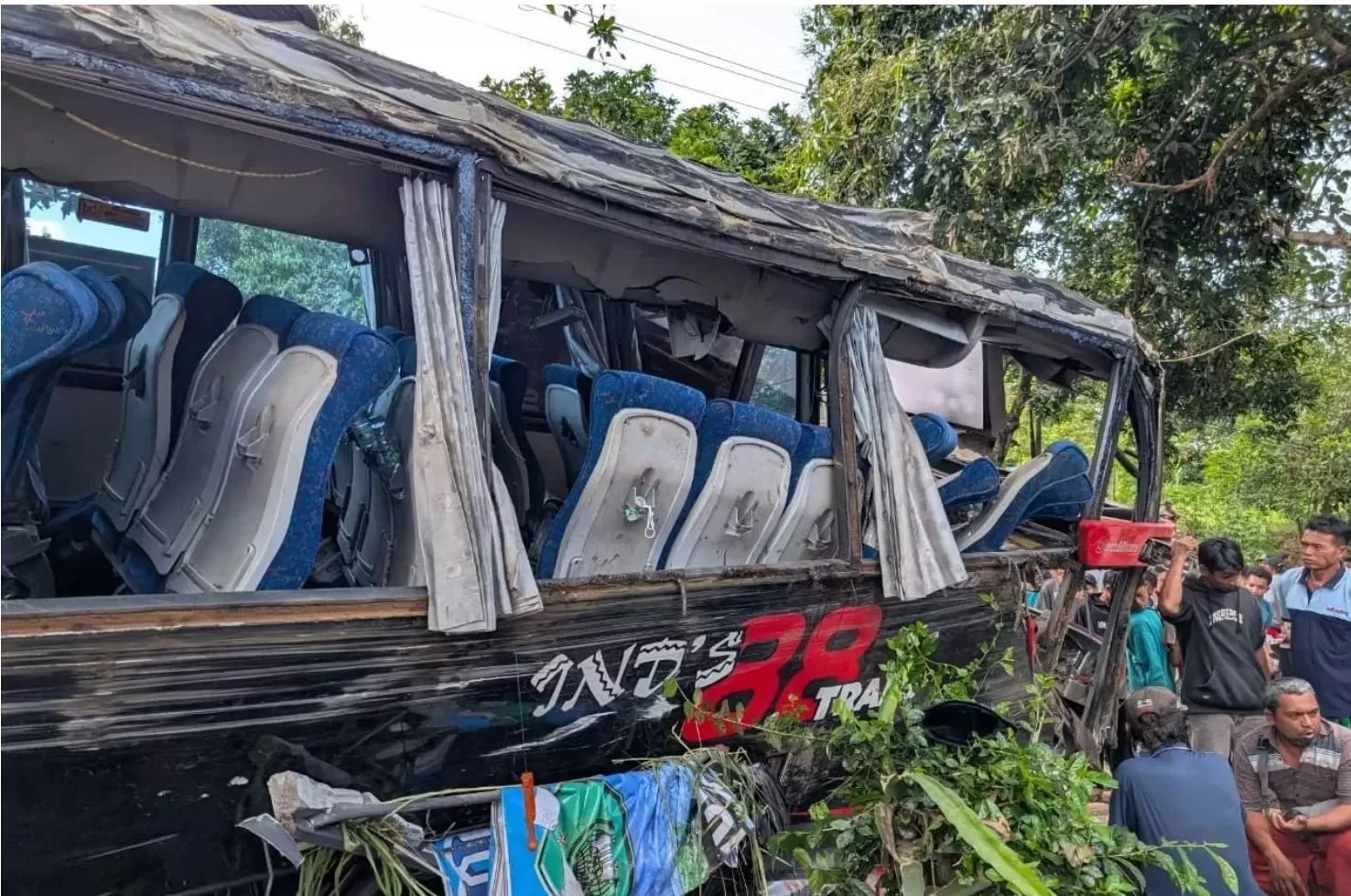Bus Rombongan Rumah Sakit Bina Sehat Jember Kecelakaan di Jalur Bromo Probolinggo, 8 Orang Dilaporkan Meninggal Dunia. (Nur Wahid/Halo Jember/jawapos.com)