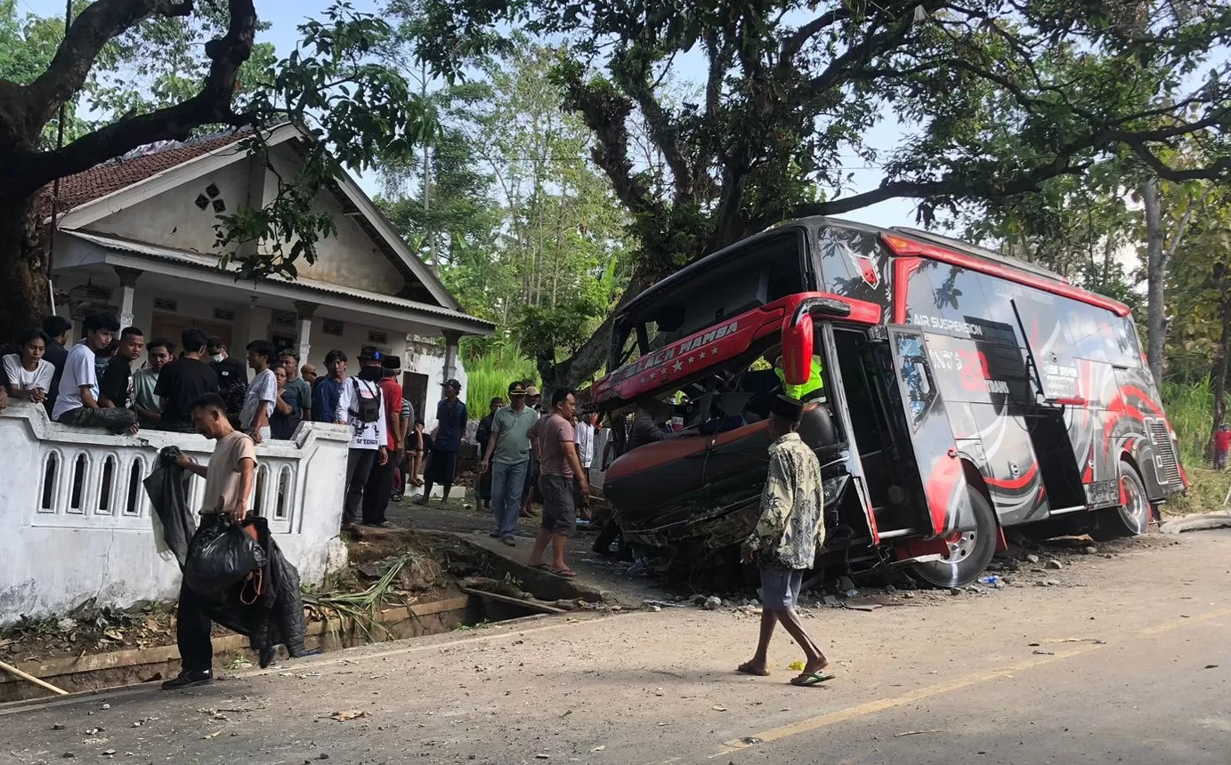 Hendra, Istri, dan Anak Pulang Bersama dalam Peti Jenazah, Kisah Korban Kecelakaan Bus Rombongan RSBS di Jalur Bromo Probolinggo (Inneke/Radar Bromo)