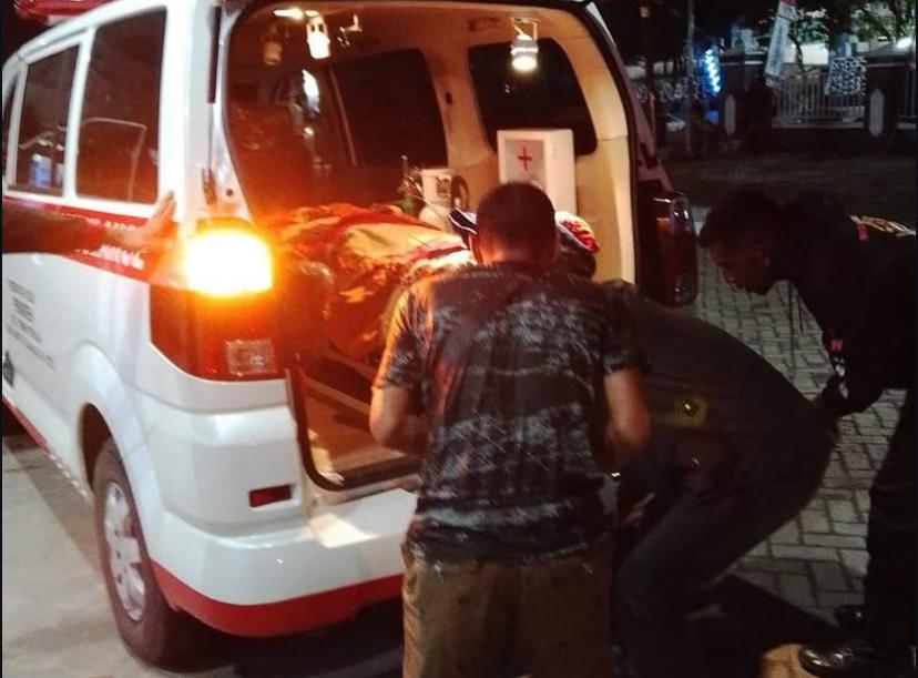 EVAKUASI: Petugas kesehatan dan BPBD Barito Utara saat mengevakuasi korban speedboat tenggelam di Sungai Barito Desa Pendreh, Teweh Tengah (IG/BPBD Barut)