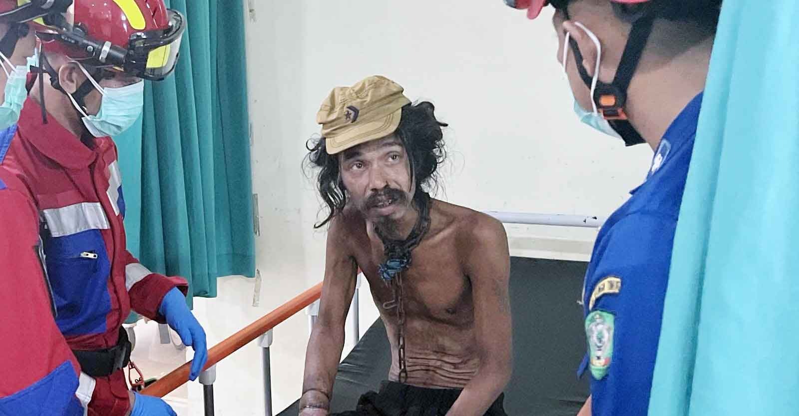 Petugas Disdamkarmat Kotim mengantar Nurdin, ODGJ yang ditemukan dalam kondisi leher dan tangan terikat ke RSUD dr Murjani Sampit, Senin (15/9/2025).