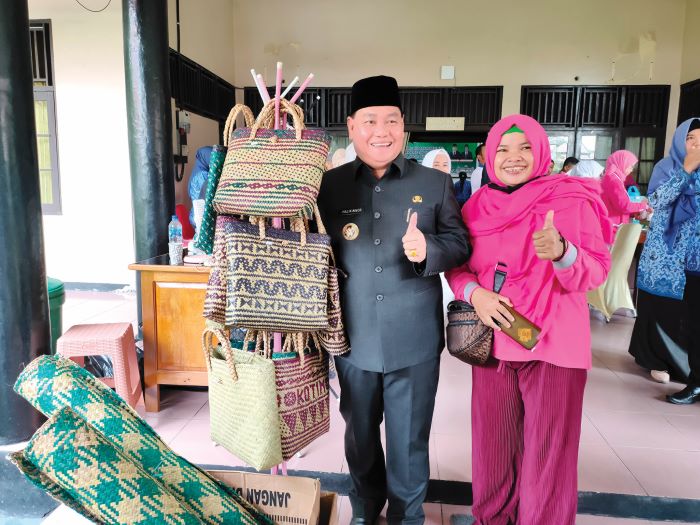 KERAJINAN LOKAL: Bupati Kotim Halikinnor bersama pelaku UMKM yang membuat kerajinan lokal. FOTO: DOK.YUNI/RADAR SAMPIT