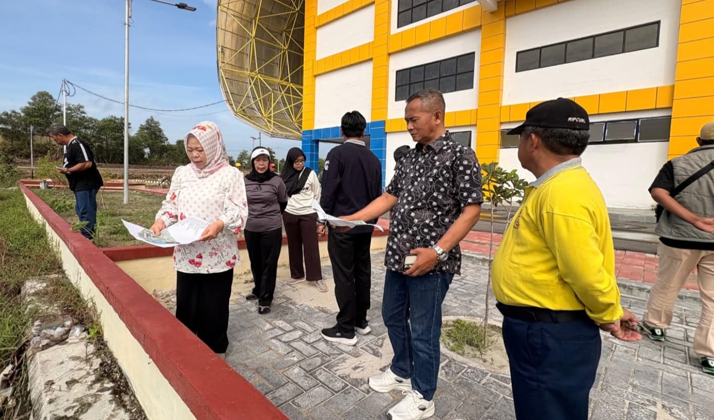 Bupati Kobar Nurhidayah saat melakukan peninjauan lokasi pembangunan venue untuk Porprov XIII Kalteng tahun 2026.