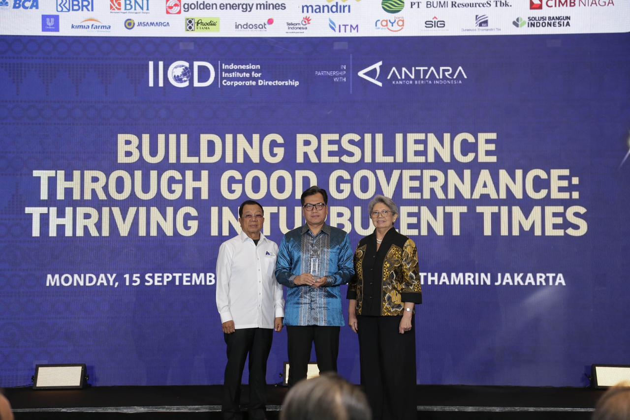 Media and Public Relations Manager PT Astra Agro Lestari Tbk, Mochamad Husni saat penyerahan penghargaan Top Emiten Midcap 2025. (Istimewa)