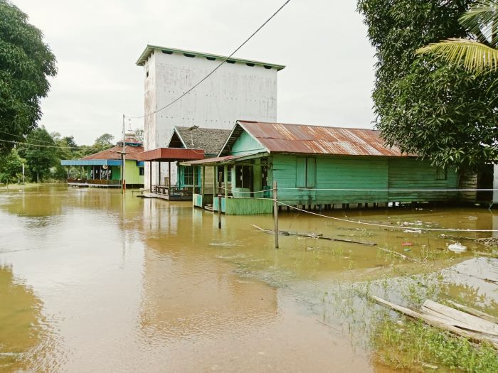 BANJIR : Kondisi banjir di Dusun Tandang Desa Barunang Miri, Kecamatan Parenggean, Kotim nyaris merendam rumah warga, belum lama tadi. FOTO: IST/RADAR SAMPIT