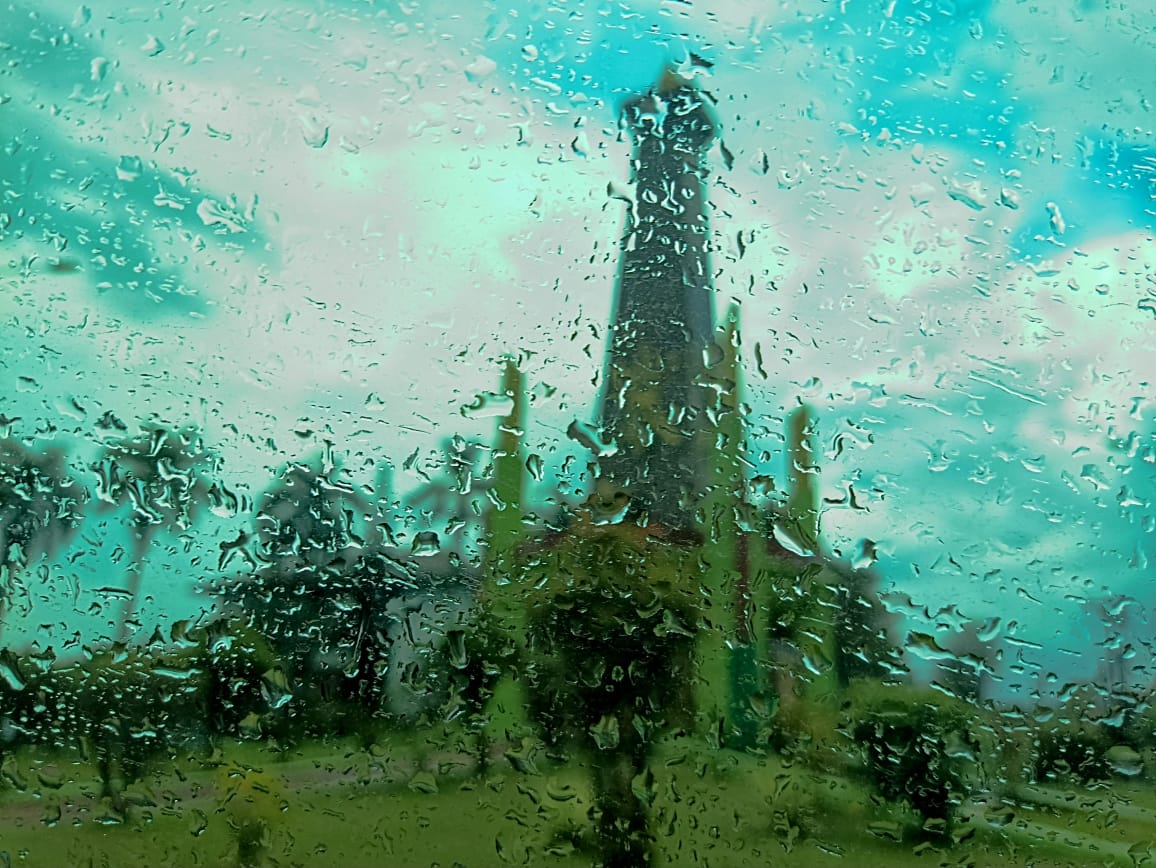 Bundaran 0 Kilometer Sampit, difoto saat hujan mengguyur Kotawaringin Timur. (Usay Nor Rahmad/Radar Sampit)