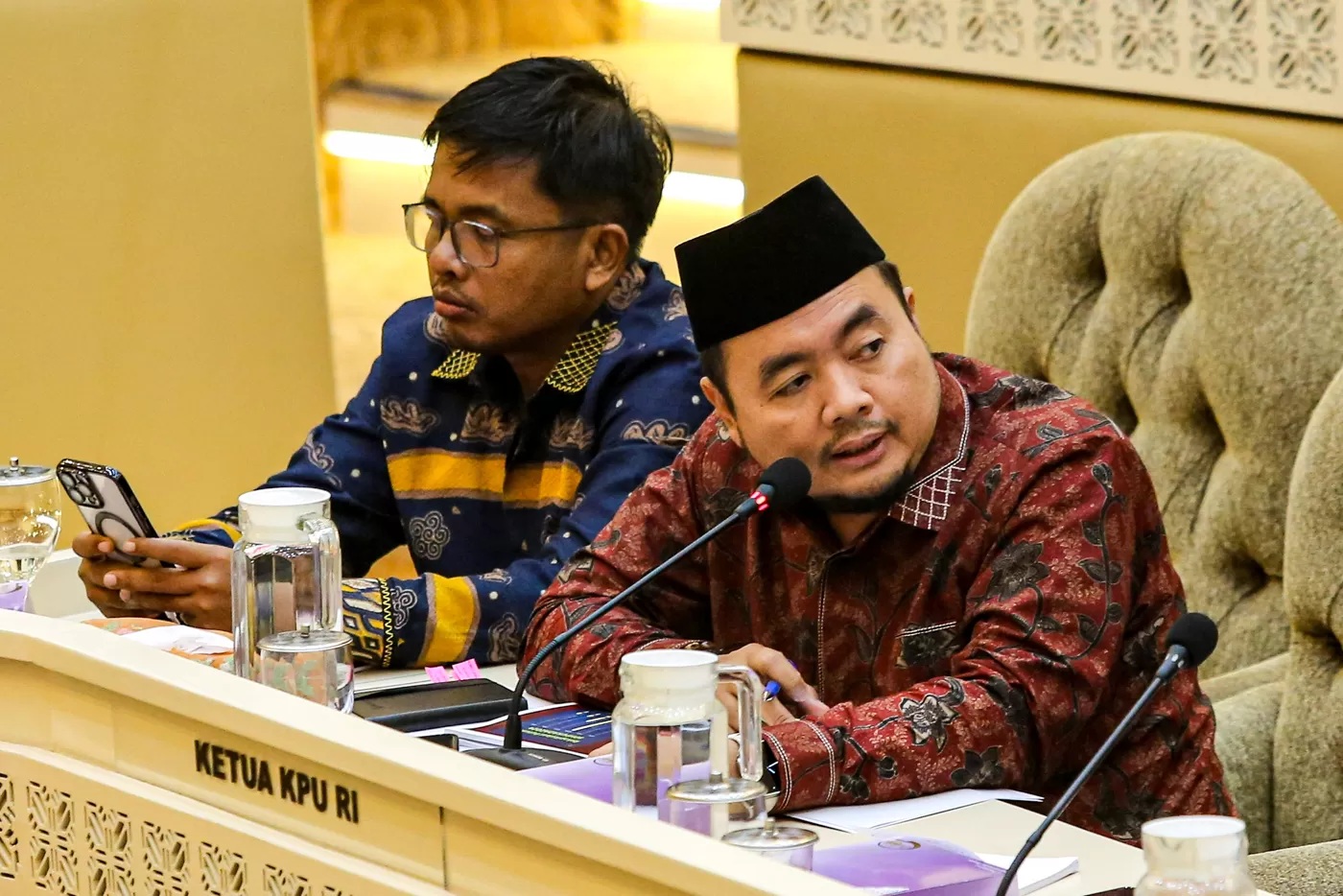 Ketua KPU Mochammad Afifuddin (kanan) bersama Anggota KPU Idham Holik (kiri) mengikuti rapat kerja dan RDP dengan Komisi II DPR di Kompleks Parlemen, Senayan, Jakarta, Kamis (27/2/2025). (Jawapos.com)