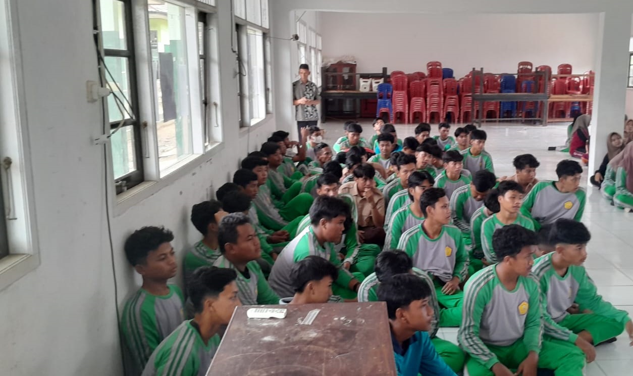 Kegiatan sejumlah pelajar di salah satu sekolah di Kabupaten Kobar, beberapa waktu lalu.