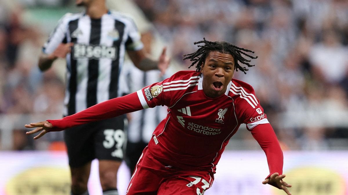 Pemain muda Liverpool Rio Ngumoha (16) saat mencetak salah satu gol kemenangan di Premier League musim ini.