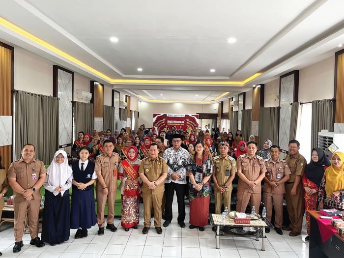 FOTO BERSAMA: Bupati Kotim Halikinnor didampingi Bunda PAUD Kotim Khairiah Halikinnor berfoto bersama dalam kegiatan Apresiasi Bunda PAUD. FOTO: YUNI/RADAR SAMPIT