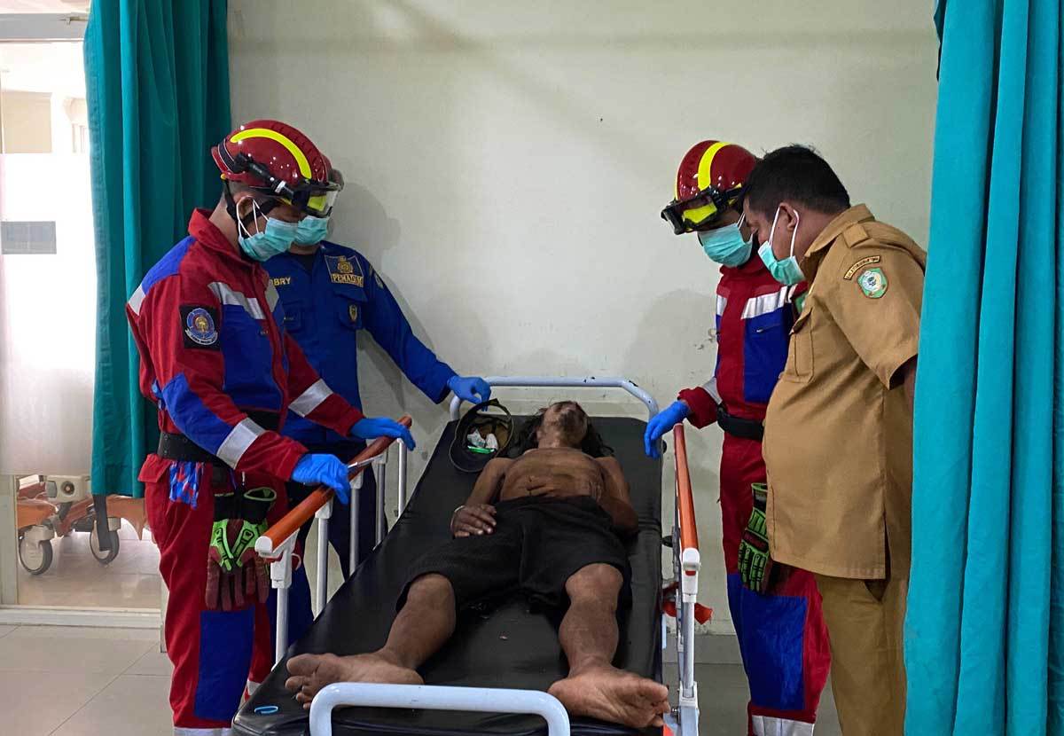 DIRAWAT: Setelah dievakuasi, Nurdin mendapatkan perawatan di RSUD dr Murjani Sampit, Senin (15/9).