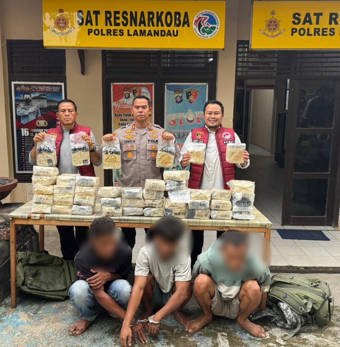 Kapolres Lamandau AKBP Joko Handono, didampingi Kasatres Narkoba AKP Fery Endro Priyawanto, saat mengamankan barang bukti, di depan Kantor Satresnarkoba Mapolres Lamandau, baru-baru ini. (FOTO: IST)