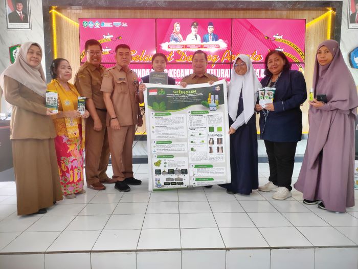 PELEPASAN: Bupati Kotim Halikinnor melepas dua siswi SMPN 1 Sampit menuju ajang penelitian internasional, Selasa (16/9/2025). YUNI/RADAR SAMPIT