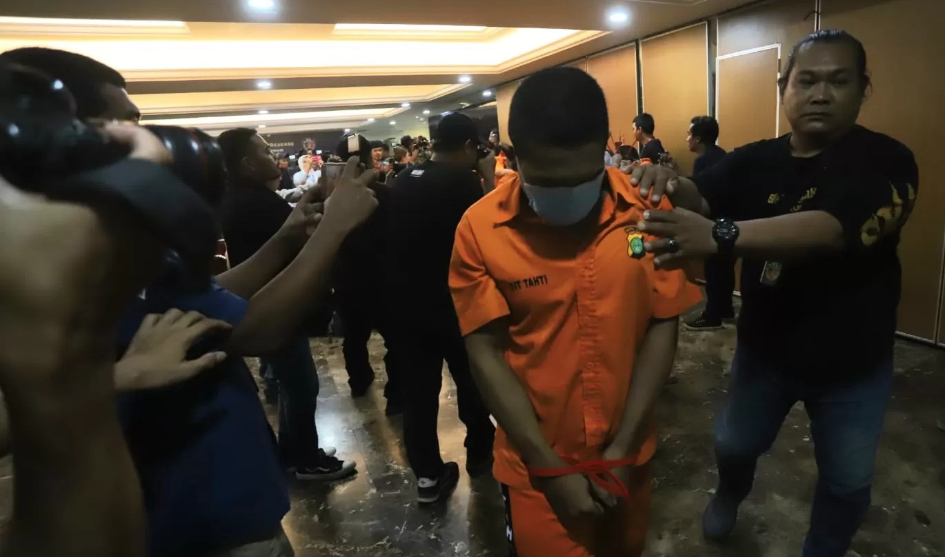 Tersangka penculikan dan pembunuhan kepala cabang bank BUMN Cempaka Putih Jakarta Pusat digelandang penyidik Di Mapolda Metro Jaya, Selasa (16/9/2025). (Dery Ridwansah/JawaPos.com)