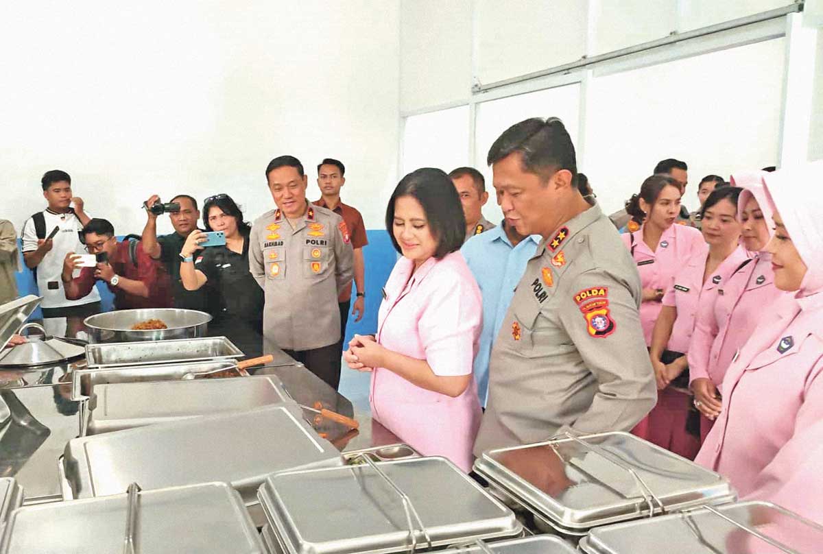 MENINJAU: Kapolda Kalteng Irjen Pol Iwan Kurniawan meninjau dapur SPPG Makan Bergizi Gratis (MBG), Rabu (17/9/2025).