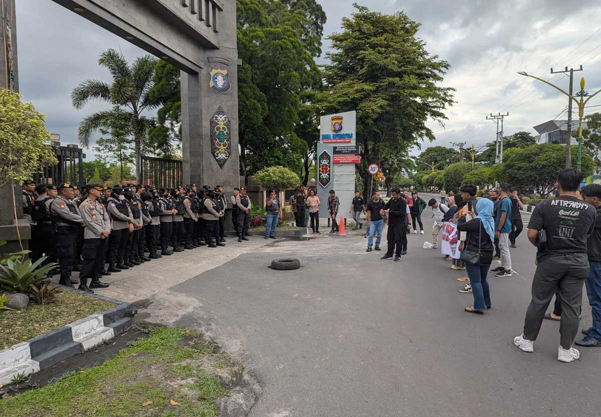DESAK PENCOPOTAN: Aksi damai masyarakat yang tergabung dalam Aliansi Gerakan Rakyat Melawan di depan Mapolda Kalteng, Selasa (16/9/2025).