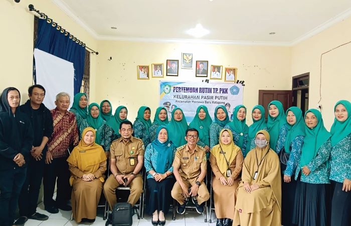 SOSIALISASI: Kegiatan sosialisasi pengelolaan sampah berbasis sumber yang bertempat di Aula Kelurahan Pasir Putih, Senin (15/9/2025). FOTO: DLH KOTIM/RADAR SAMPIT