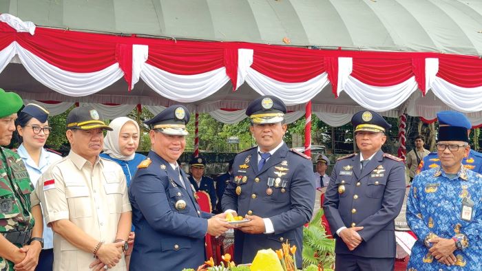 HARHUBNAS: Bupati Kotim Halikinnor menyerahkan potongan tumpeng pertama kepada Kepala KSOP Kelas III Sampit disela-sela peringatan Harhubnas 2025, Rabu (17/9/2025). YUNI/RADAR SAMPIT