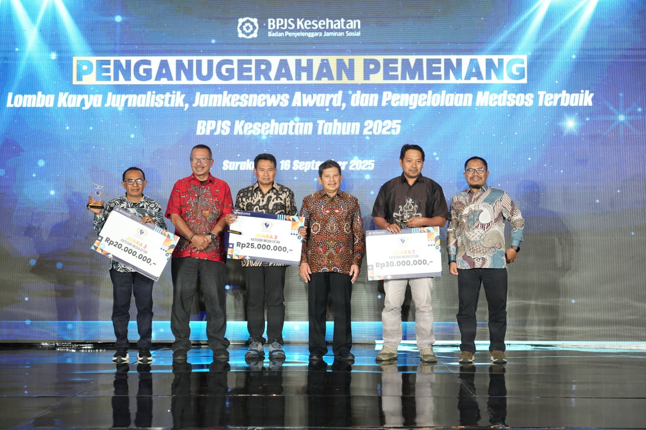 JAWARA: Heru Prayitno (dua kanan) usai penyerahan trofi dan plakat juara 1 lomba karya jurnalistik BPJS Kesehatan tahun 2025 (BPJS Kesehatan/Radar Sampit)