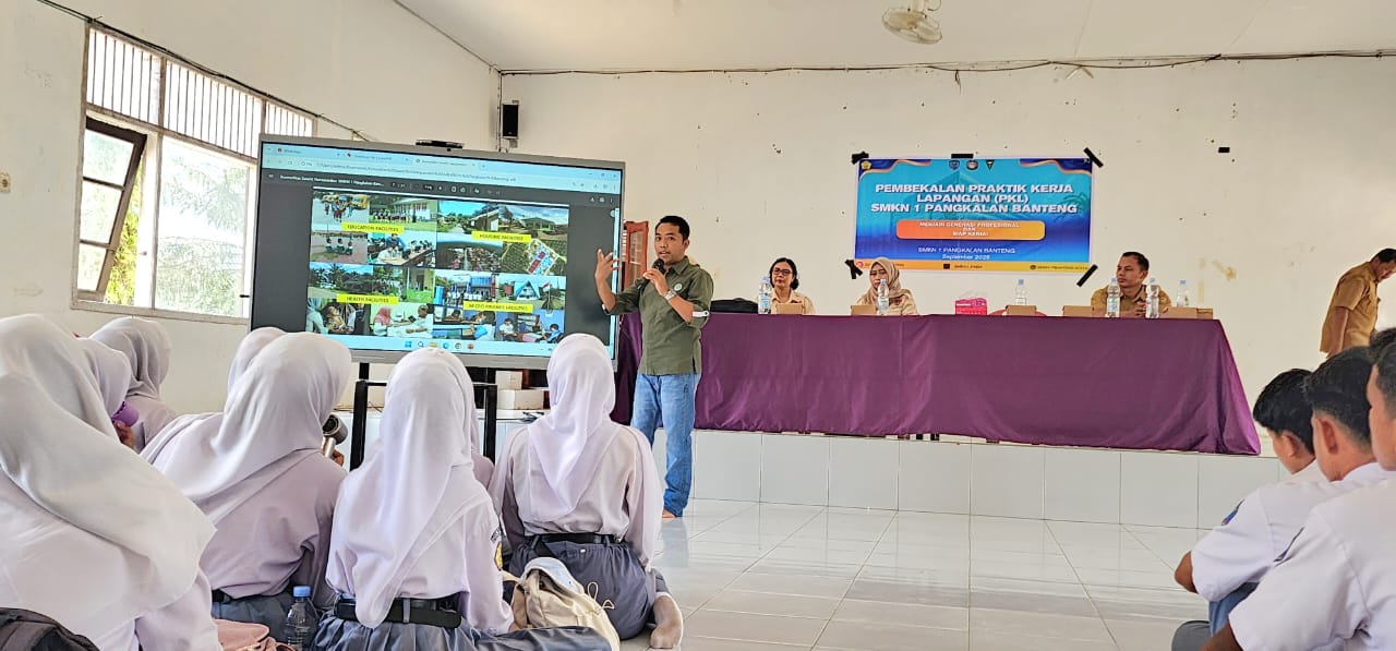 Asisten CSR PT GSDI-GSYM, Heru Tri Oktavianto saat menyampaikan materi pembekalan kepada pelajar calon peserta PKL. (Astra Agro/Radar Sampit)