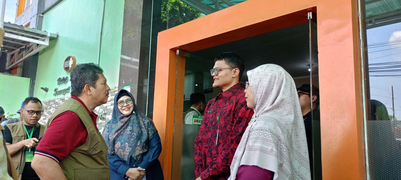 Direktur Utama BPJS Kesehatan Ali Ghufron Mukti mengunjungi Klinik Griya Husada 1 di Kabupaten Karanganyar, Rabu (17/9/25).