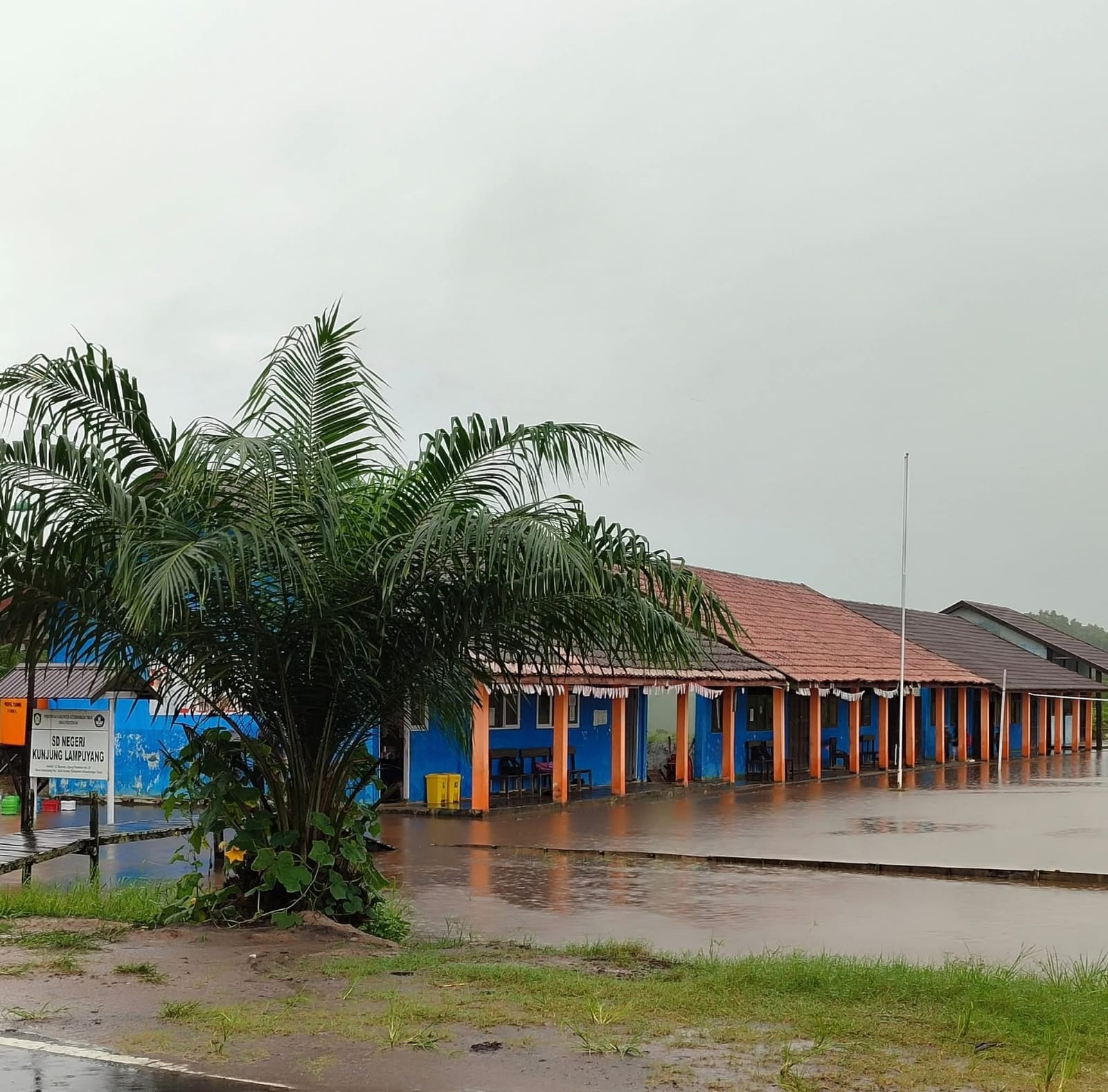 Murid terpaksa diliburkan akibat banjir meredam Sekolah&nbsp; Dasar Negeri Kunjung Lampuyang, Kecamatan Teluk Sampit, Rabu (17/9/2025).