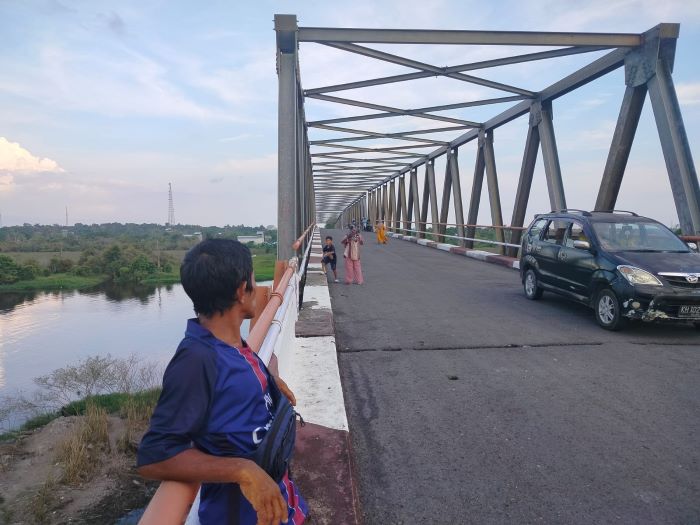 TEMPAT SANTAI: Setiap sore hari nampak warga Sukamara memanfaatkan jembatan Jelai sebagai tempat bersantai. FOTO: FAUZIANUR/RADAR SAMPIT