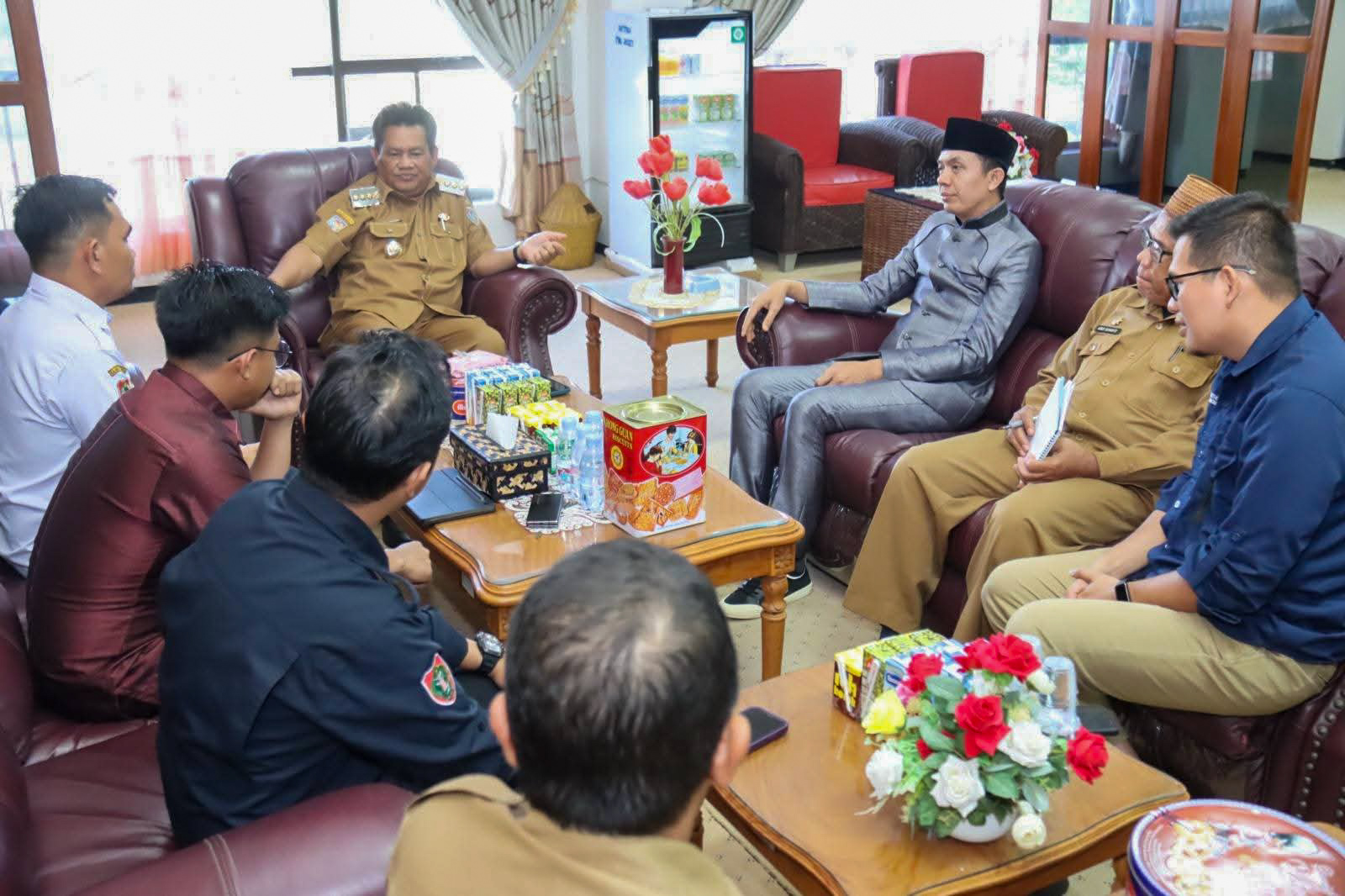 Bupati Seruyan Ahmad Selanorwanda saat rapat Bersama pengurus Karang Taruna Provinsi Kalteng, Rabu (17/9).