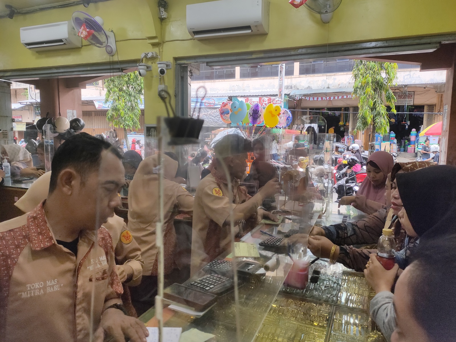 Meski harga emas naik signifikan, namun masih banyak warga yang bertransaksi di toko emas.