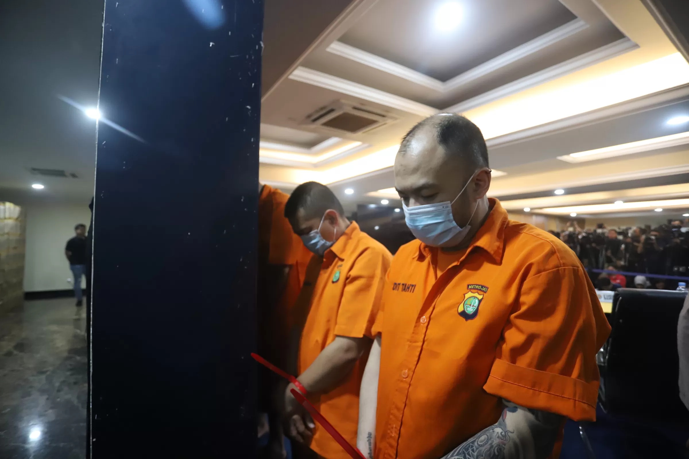 Tersangka penculikan dan pembunuhan kepala cabang bank BUMN Cempaka Putih Jakarta Pusat digelandang penyidik Di Mapolda Metro Jaya, Jakarta, Selasa (16/9/2025). (Dery Ridwansah/ JawaPos.com