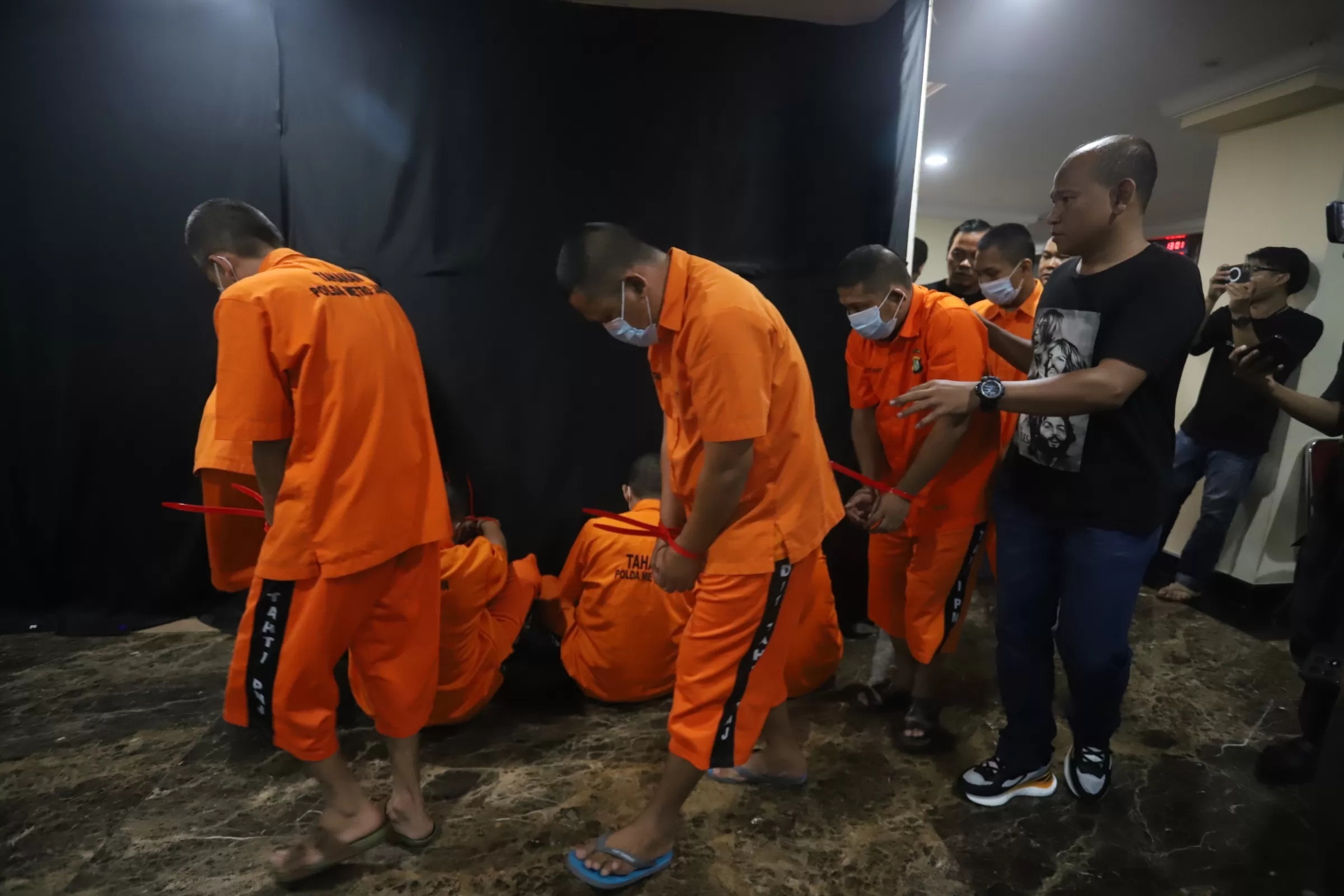 Tersangka penculikan dan pembunuhan kepala cabang bank BUMN Cempaka Putih Jakarta Pusat digelandang penyidik Di Mapolda Metro Jaya, Jakarta, Selasa (16/9/2025). (Dery Ridwansah/ JawaPos.com)