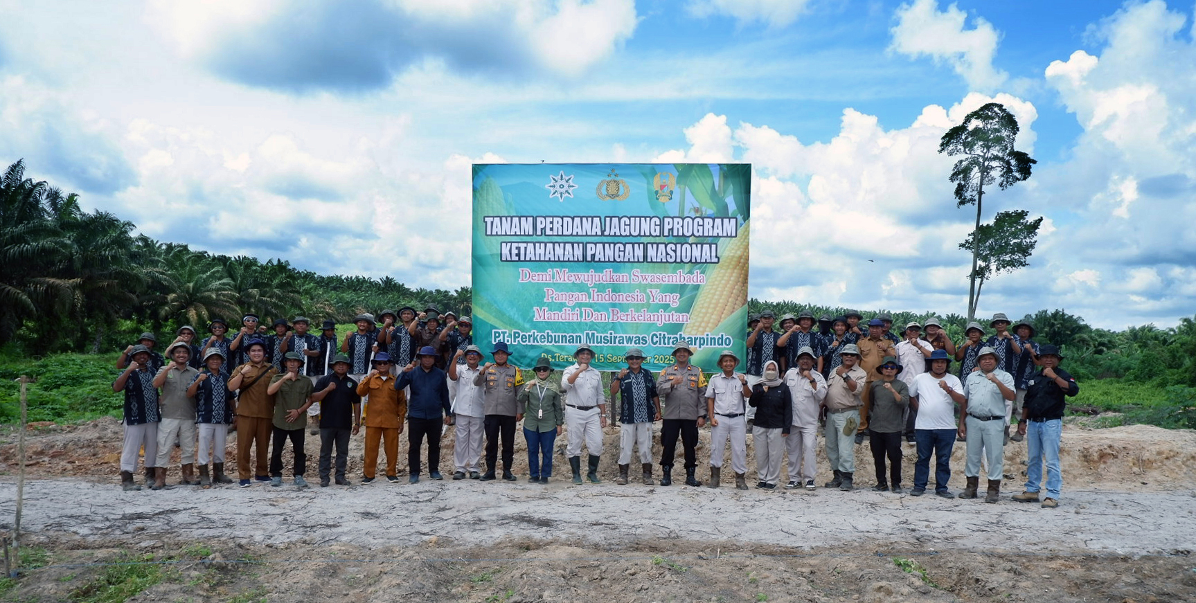 Jajaran direksi Musirawas Grup, manajemen, karyawan PT Perkebunan Musirawas Citraharpindo, unsur pemerintah desa hingga kecamatan, tokoh masyarakat melaksanakan tanam perdana jagung