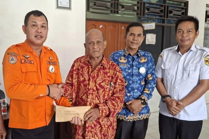 BANTUAN : BPBD Gunung Mas menyerahkan bantuan kepada warga yang rumahnya terbakar di Desa Tumbang Danau, Kecamatan Mihing Raya, Selasa (17/9/2025). FOTO : BPBD GUMAS/RADAR SAMPIT