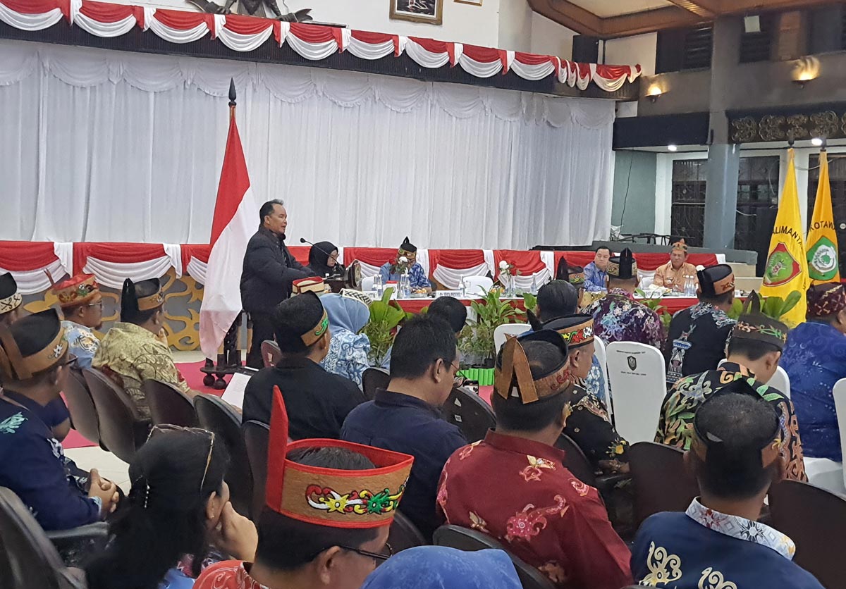 GERAM: Gubernur Kalteng Agustiar Sabran saat rakor di Gedung Serba Guna Sampit, Jumat (19/9) malam.