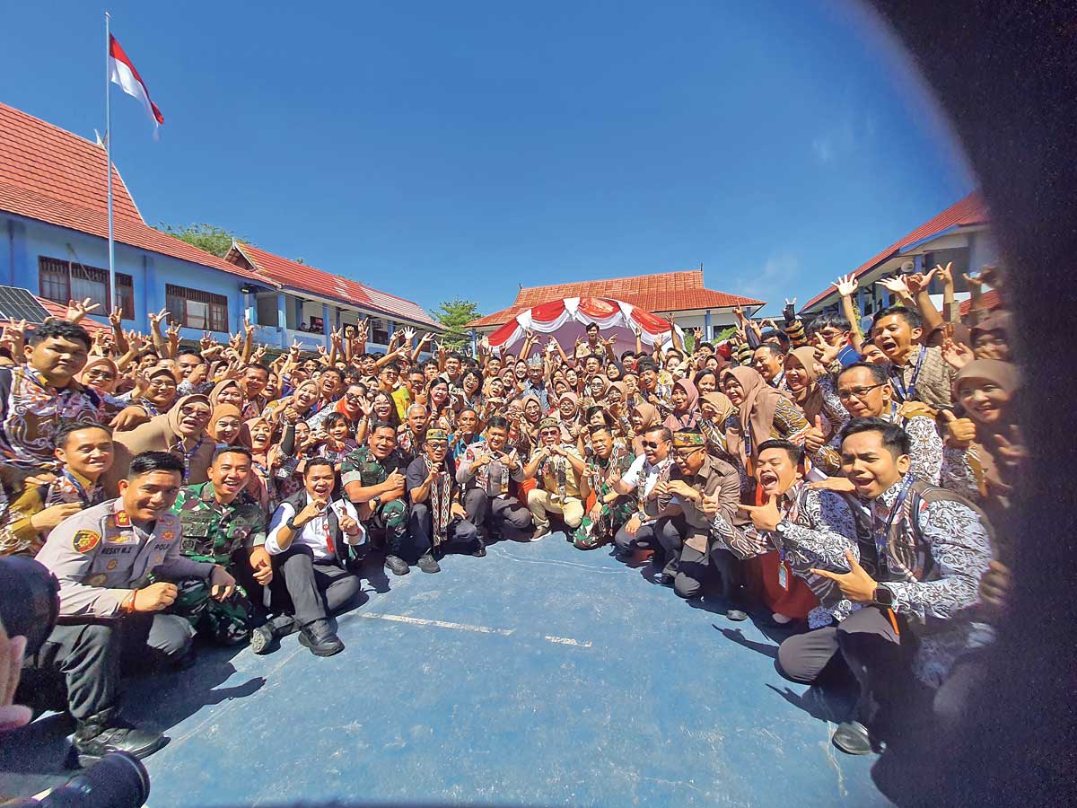 DISAMBUT ANTUSIAS: Kunjungan Gubernur Kalteng Agustiar Sabran ke SMAN 1 Sampit disambut dengan antusiasme tinggi kalangan pelajar dan warga sekolah lainnya, Jumat (19/9).