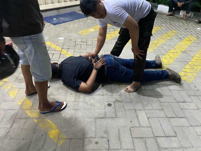 DIAMANKAN : Petugas mengamankan pria yang dalam pengaruh minuman keras (mabuk) dan membuat resah warga di Jalan RTA Milono Km. 8, Kelurahan Sabaru, Kecamatan Sabangau, Palangka Raya, Kamis (18/9/2025)