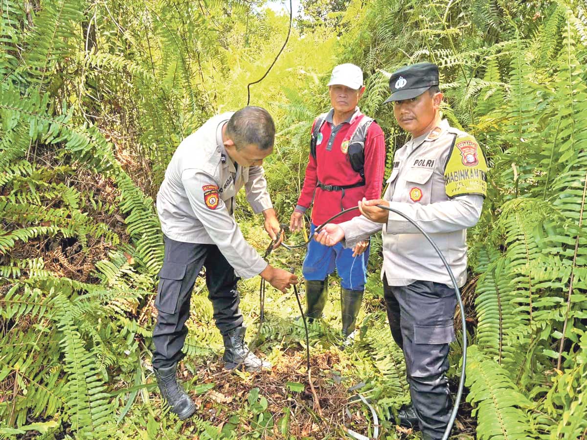 BURU PELAKU: Aparat kepolisian langsung merespons laporan dan memburu pelaku pencurian tiang listrik di Jalan Marang, Palangka Raya, Jumat (19/9/2025).