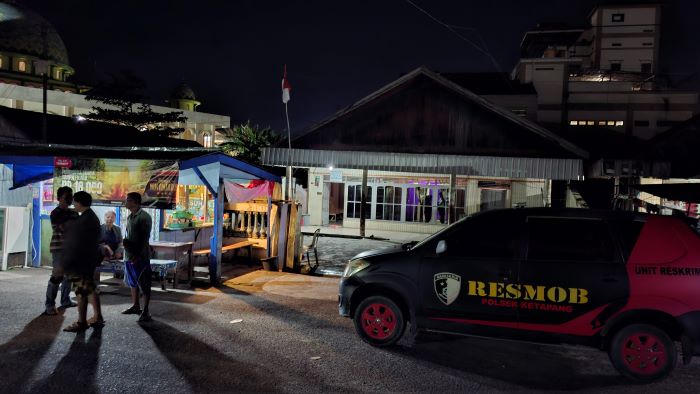 PATROLI : Personel Polsek Ketapang, Polres Kotawaringin Timur (Kotim) melaksanakan patroli di Jalan Iskandar, Kecamatan MB Ketapang, Sampit, baru-baru tadi. FOTO: FAHRY/RADAR SAMPIT