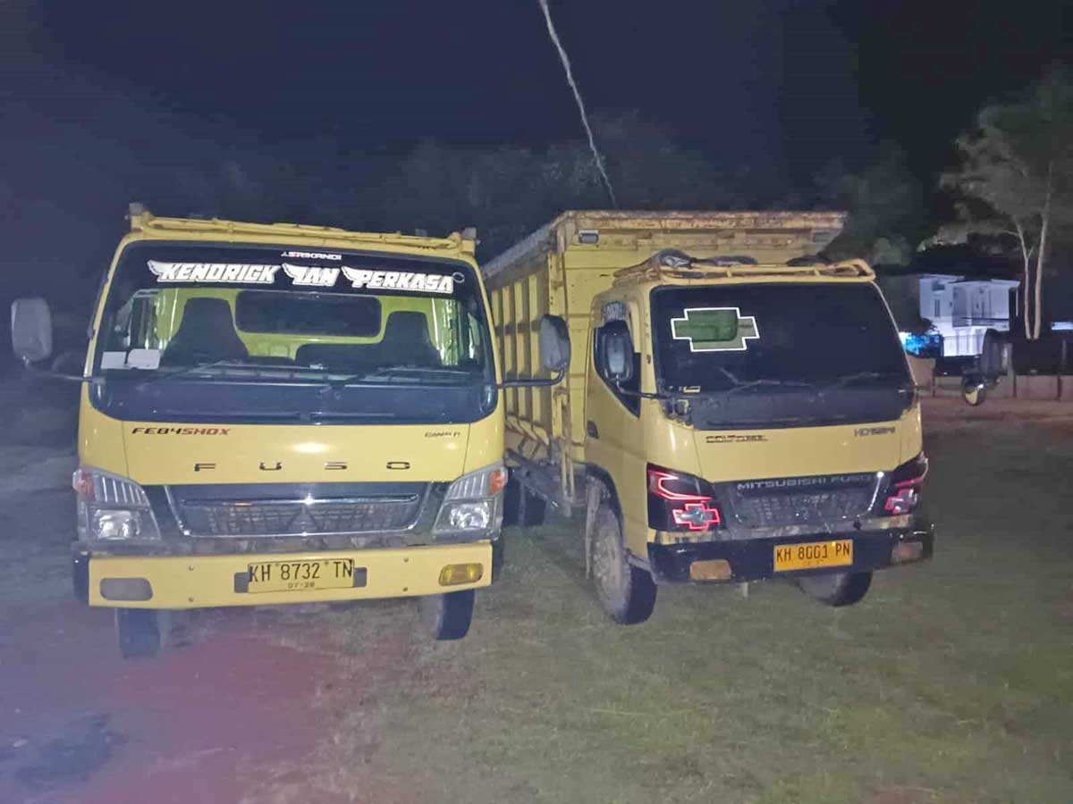 DIAMANKAN: Dua unit truk yang disita aparat dalam dugaan penggelapan sawit.