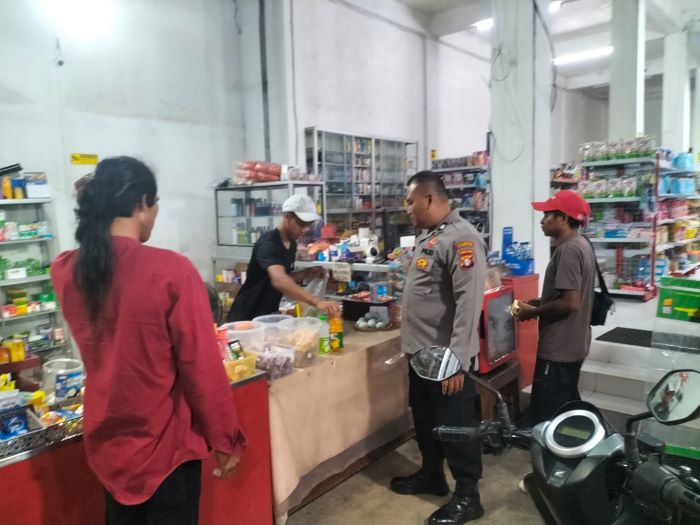 SAMBANG : Personel Polsek Bukit Batu menyambangi warga yang sedang berbelanja di salah satu toko sembako. FOTO: POLSEK BUKIT BATU/RADAR SAMPIT