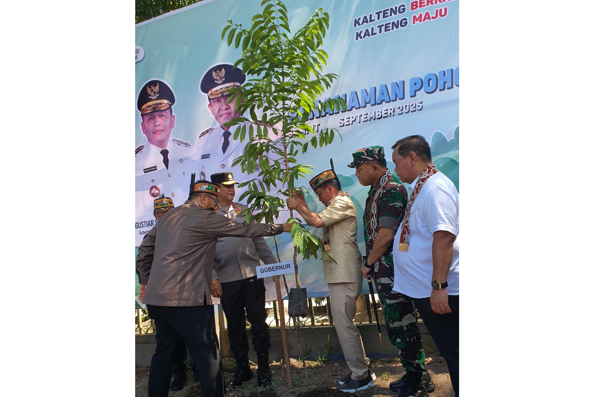 JAGA LINGKUNGAN: Gubernur Kalteng H. Agustiar Sabran saat melaksanakan penanaman pohon di halaman SMAN 1 Sampit, Jumat (19/9/2025)&nbsp;SMANSA FOR RADAR SAMPIT
