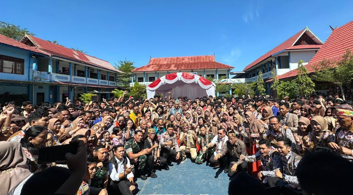 Gubernur Kalteng Agustiar Sabran saat kunjungan ke SMAN 1 Sampit, Jumat (19/9/2025) SMANSA/Radar Sampit