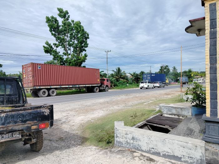 PARKIR: Truk Fuso bermuatan kontainer (peti kemas) yang parkir di bahu jalan Ahmad Yani, KM 17, Bumi Harjo, Kabupaten Kotawaringin Barat, Kamis (18/9/2025). FOTO: IST/RADAR SAMPIT