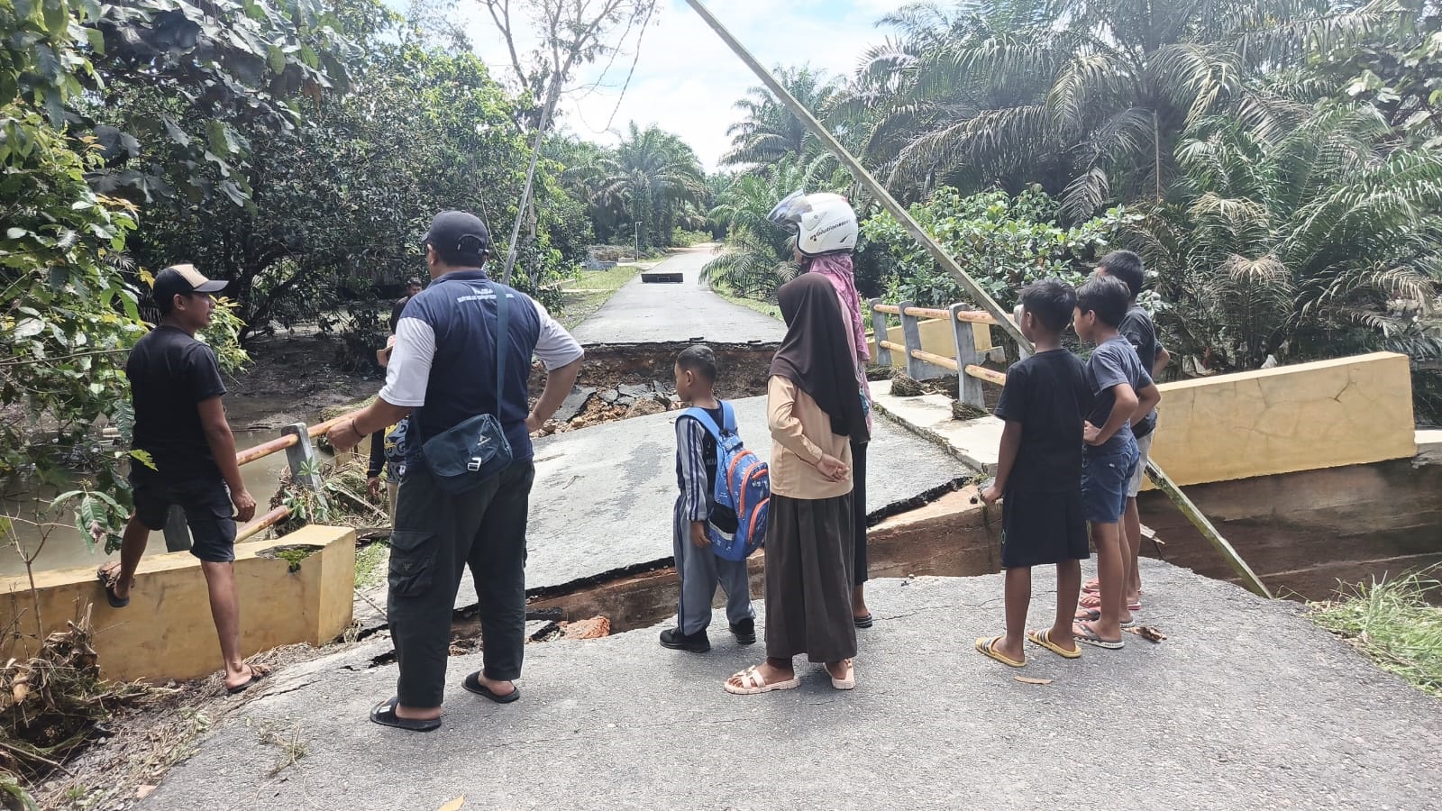Jembatan Desa Pandu Senjaya, Kecamatan Pangkalan Lada, Kobar yang roboh akibat diterjang banjir bandang, Sabtu (20/9) pukul 01.00 WIB.