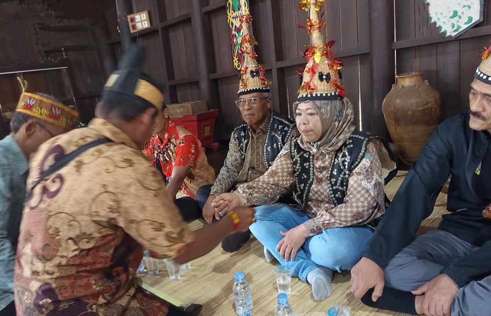 Bupati Kobar Nurhidayah, mengikuti acara Polas Mantir di Rumah Betang Desa Pasir Panjang, Sabtu (20/9).