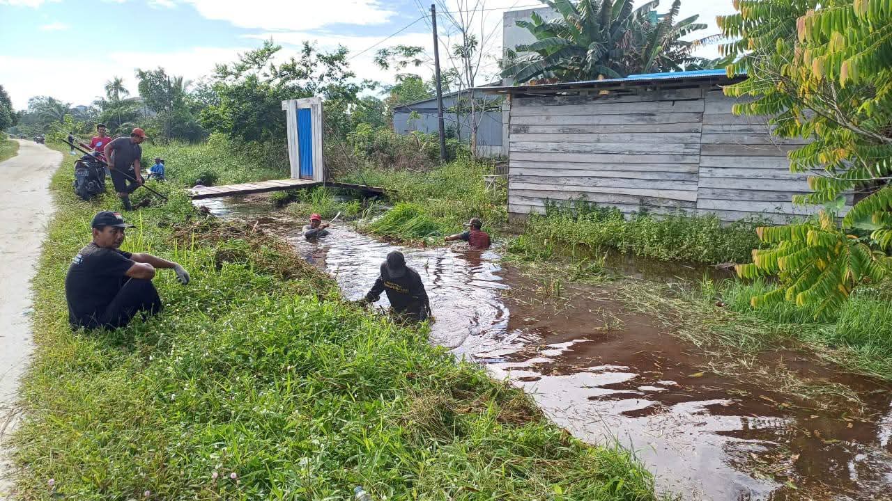 Warga Desa Basirih, Kecamatan Mentaya Hilir Selatan, bergotong royong mengurangi dampak banjir.