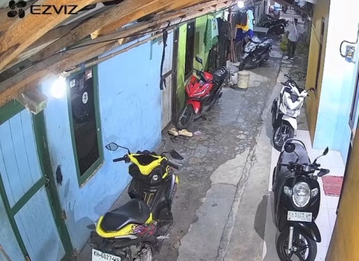 MALING PISANG: Pelaku pencurian terekam kamera CCTV saat beraksi mengambil dua tandan pisang di RT 03, Kelurahan Sidorejo, Kecamatan Arut Selatan, Sabtu (20/9). FOTO: TANGKAPAN LAYAR/RISA/RADAR SAMPIT