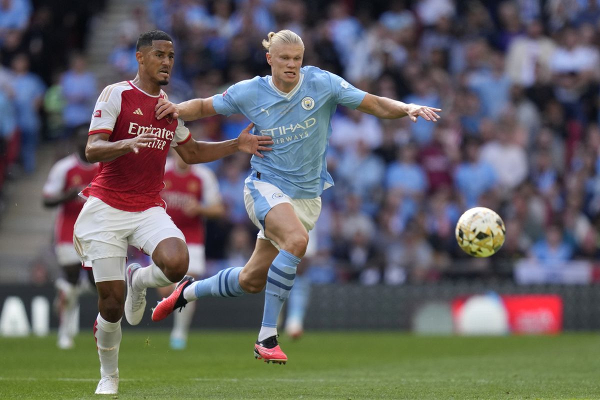 Pertemuan Arsenal versus Manchester City di Premier League musim lalu.