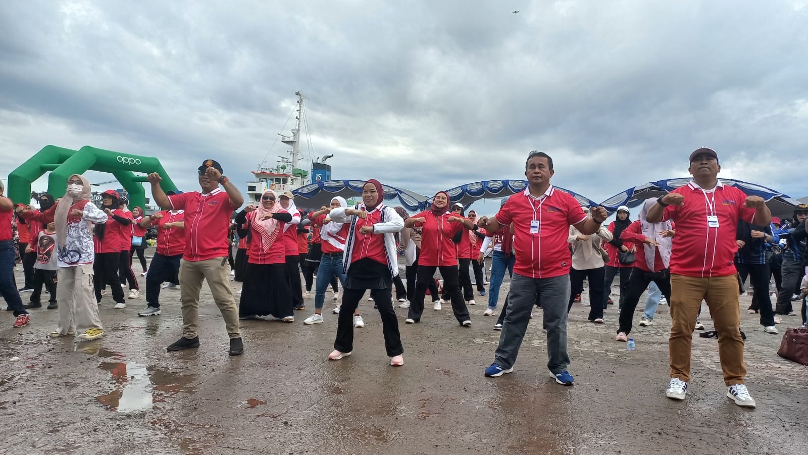 Para peserta jalan sehat Harhubnas ke 55 mengikuti senam bersama di dermaga Pelabuhan Sampit, (20/9).