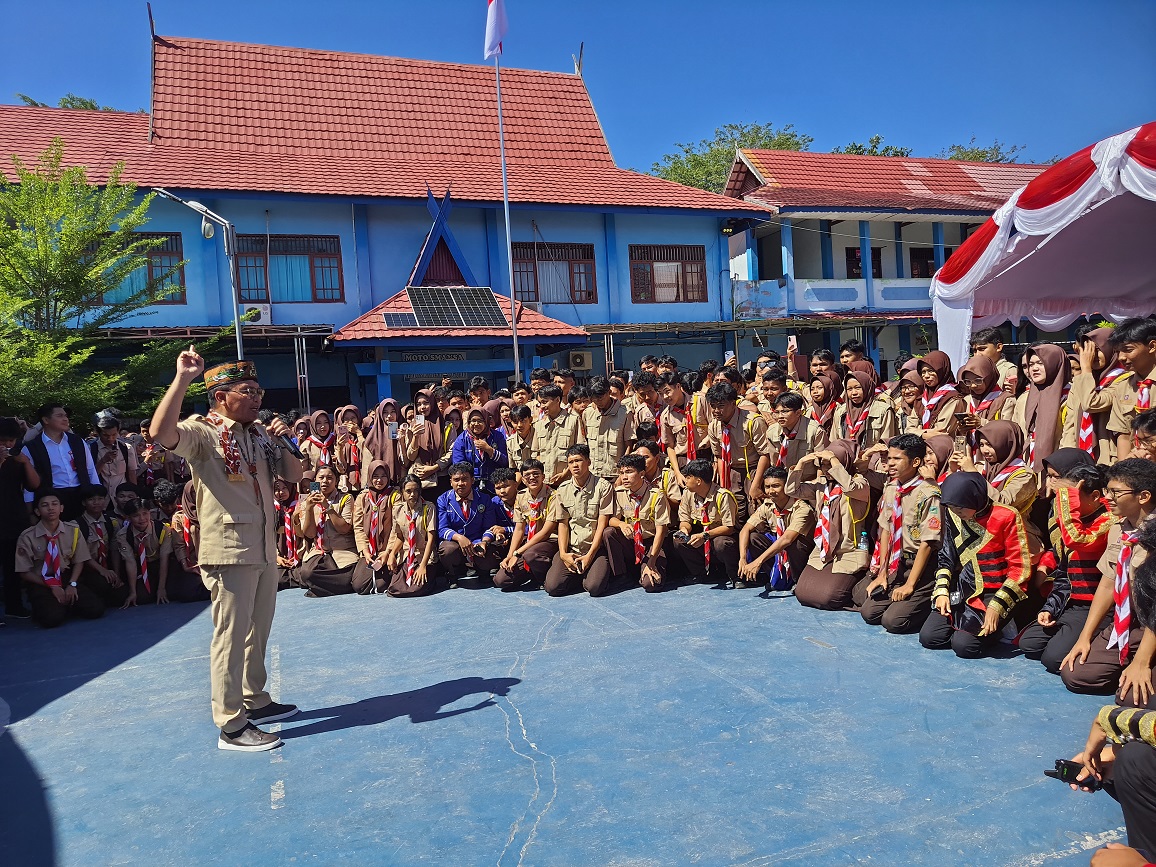 Gubernur Kalteng Agustiar Sabran saat mengunjungi SMAN 1 Sampit, Jumat (19/9).