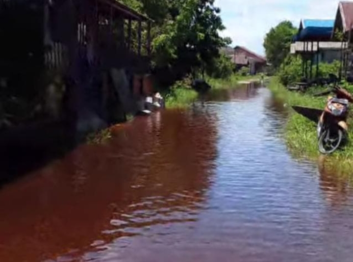 Banjir yang sudah mencapai gang Kerbau di Kelurahan Baru, Kecamatan Arut Selatan, Kabupaten Kobar, Minggu (21/9)